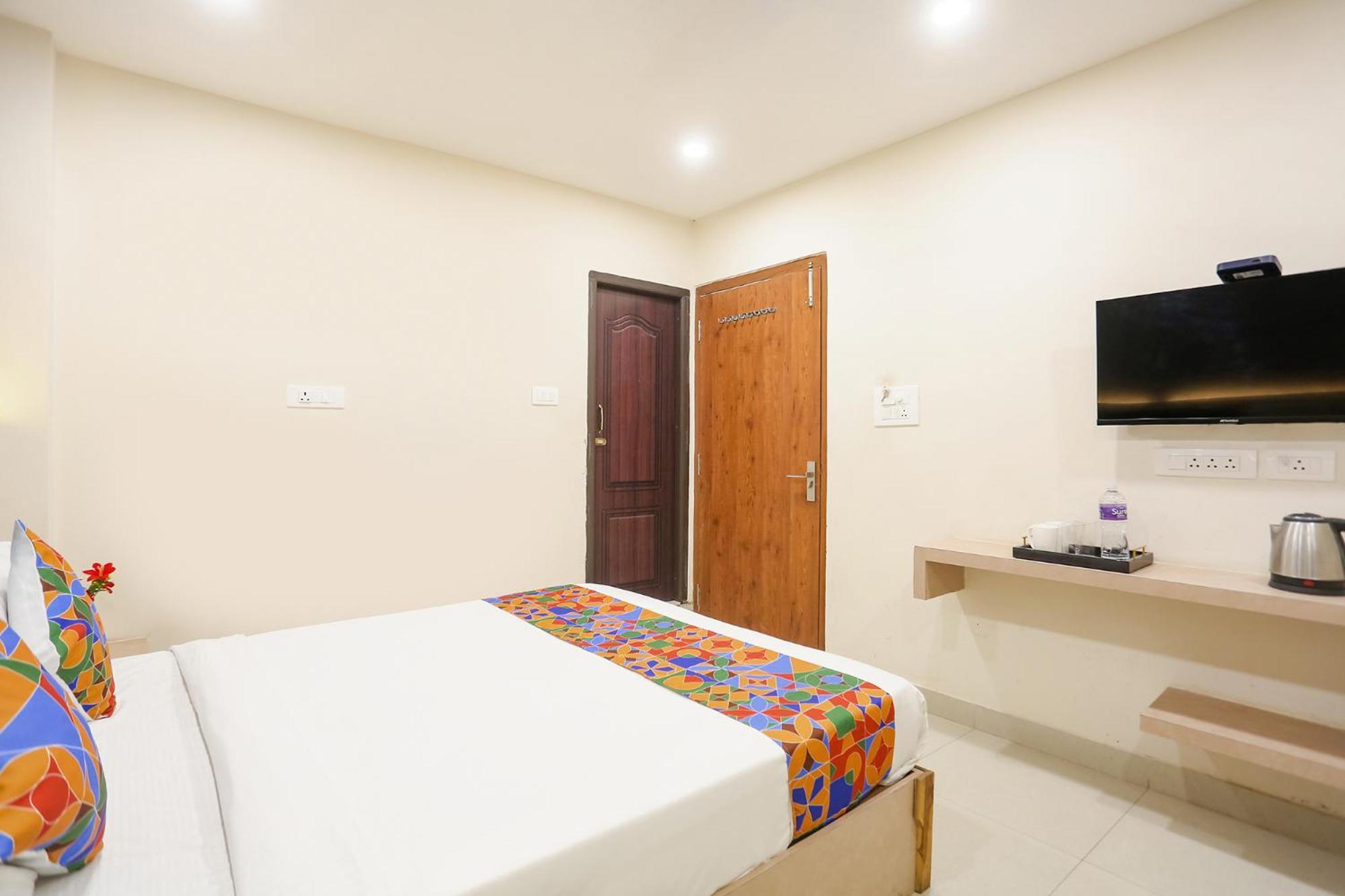 Fabhotel Hari Kunj 900 M From Kashi Vishwanath Temple Варанаси Екстериор снимка